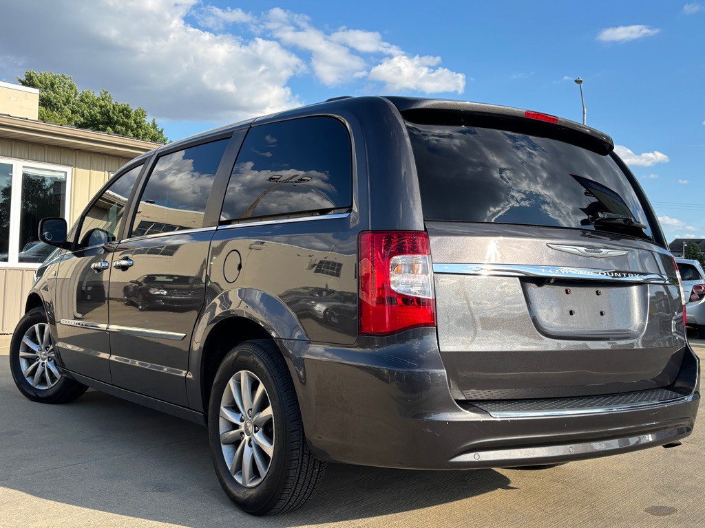 2014 Chrysler Town & Country Image 3