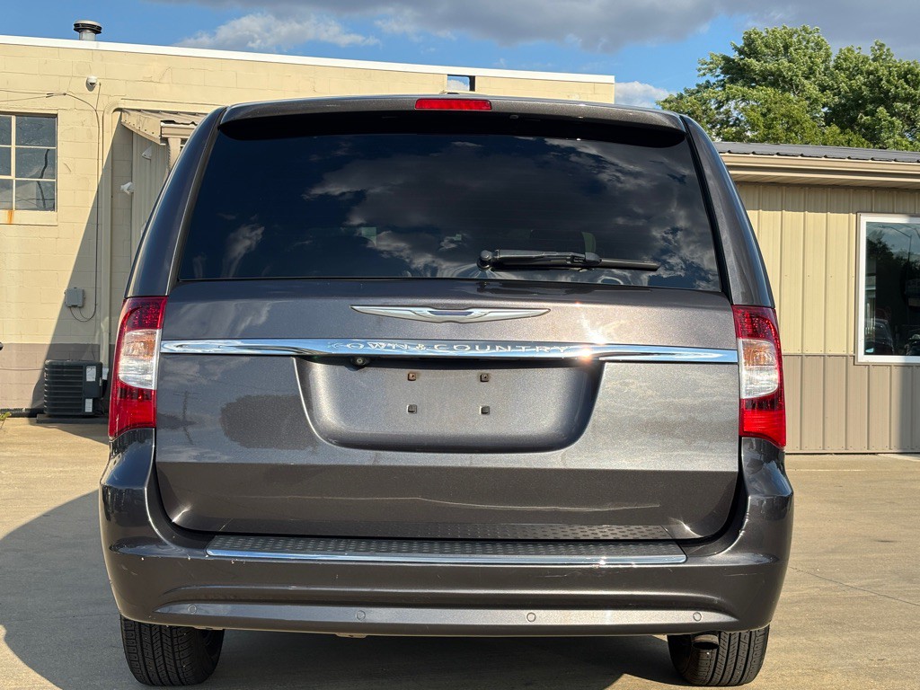 2014 Chrysler Town & Country Image 4