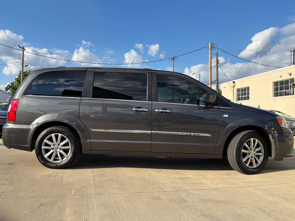2014 Chrysler Town & Country Image 7