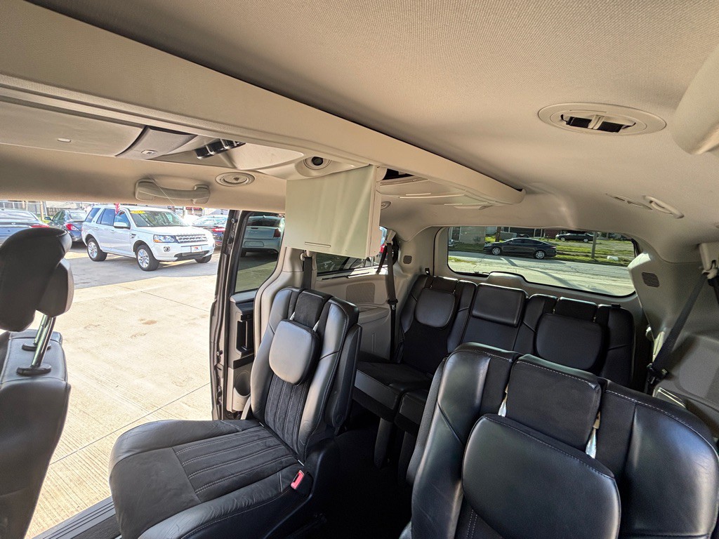 2014 Chrysler Town & Country Image 9