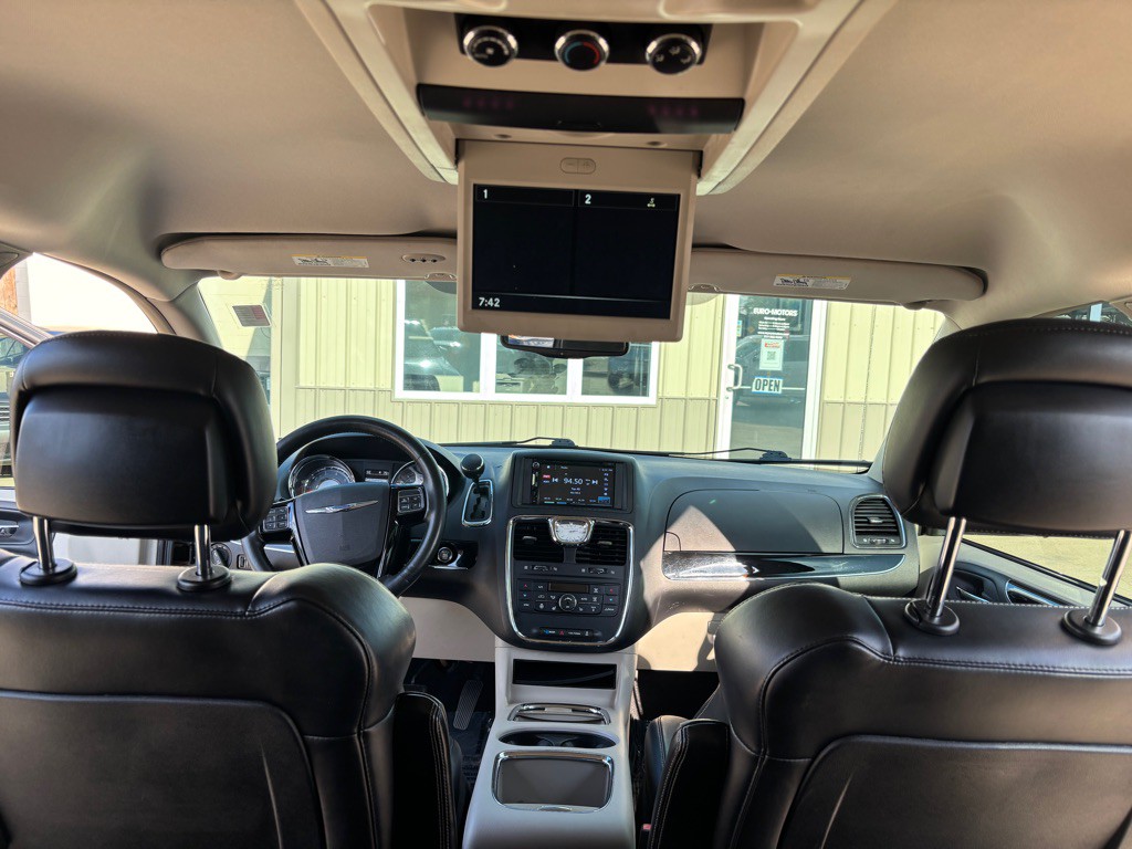 2014 Chrysler Town & Country Image 12