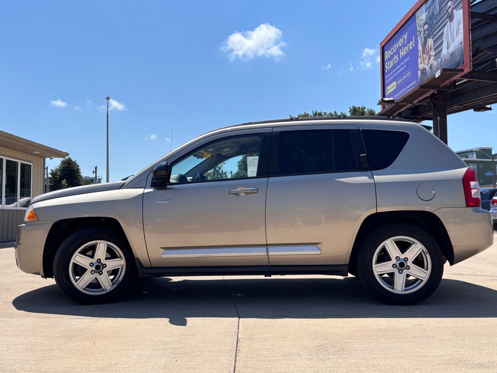 2010 Jeep Compass Image 2