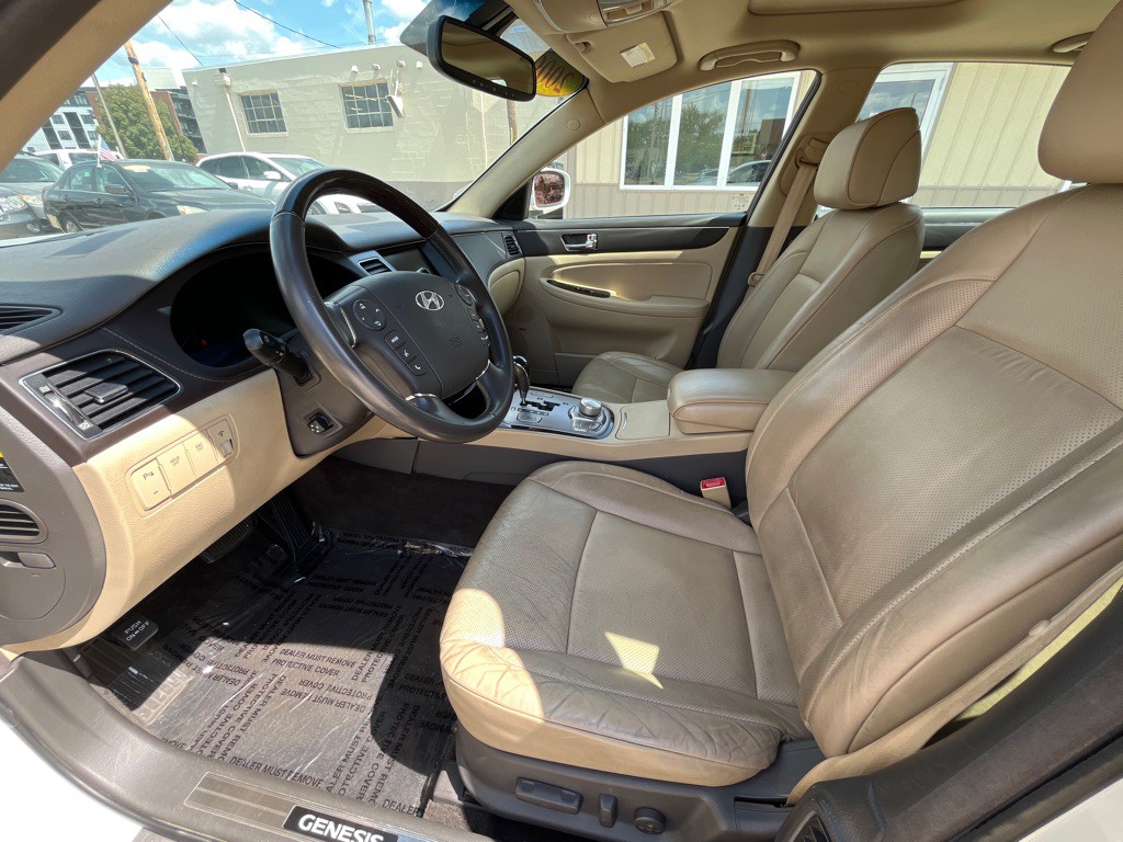 2009 Hyundai Genesis Image 12