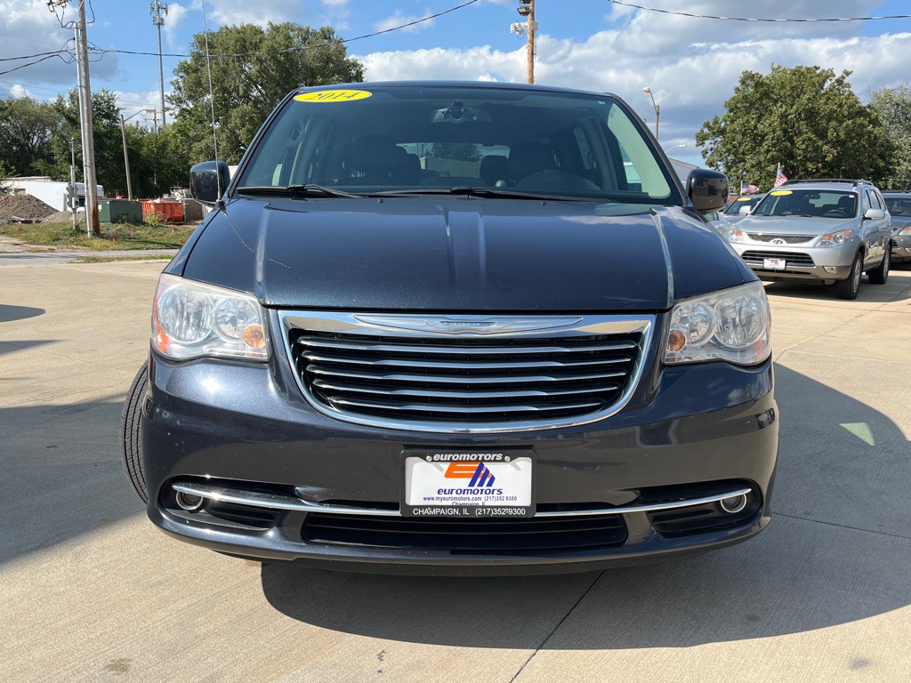 2014 Chrysler Town & Country Image 2