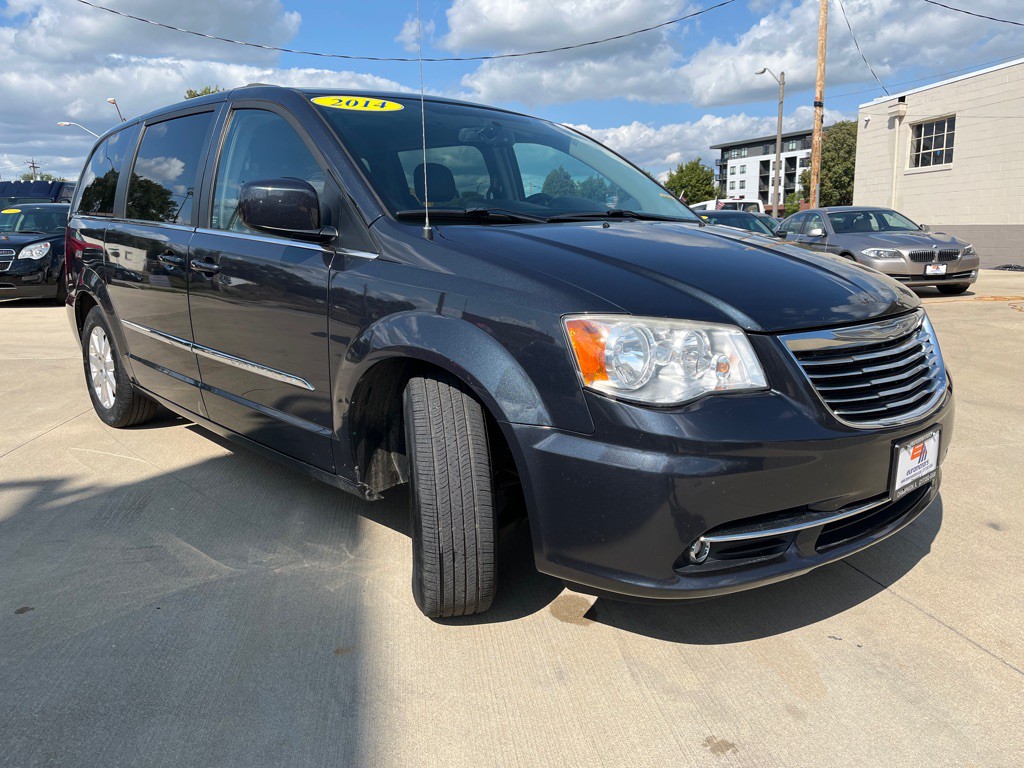 2014 Chrysler Town & Country Image 3