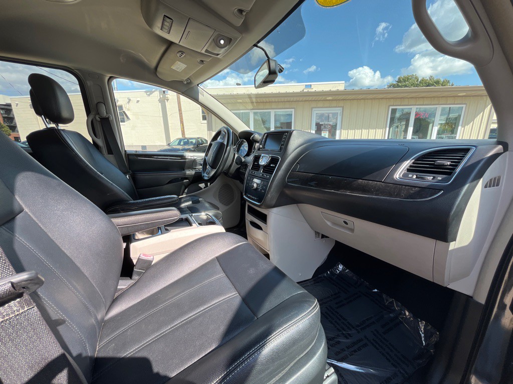 2014 Chrysler Town & Country Image 9