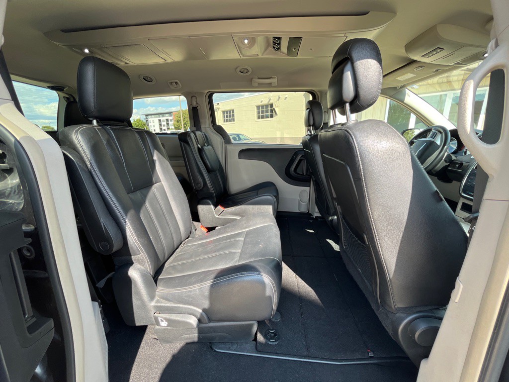 2014 Chrysler Town & Country Image 10