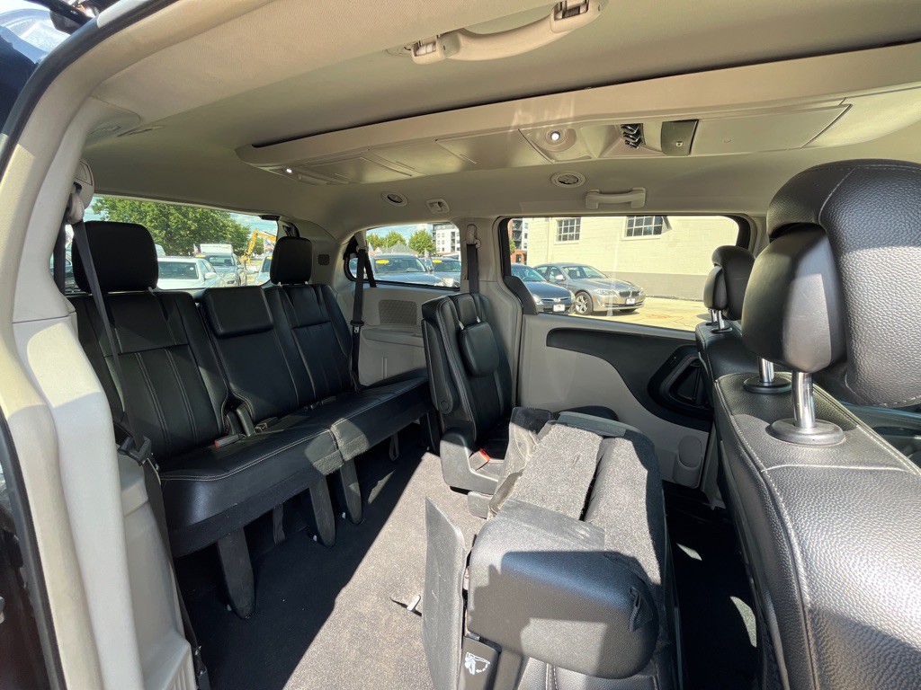2014 Chrysler Town & Country Image 11