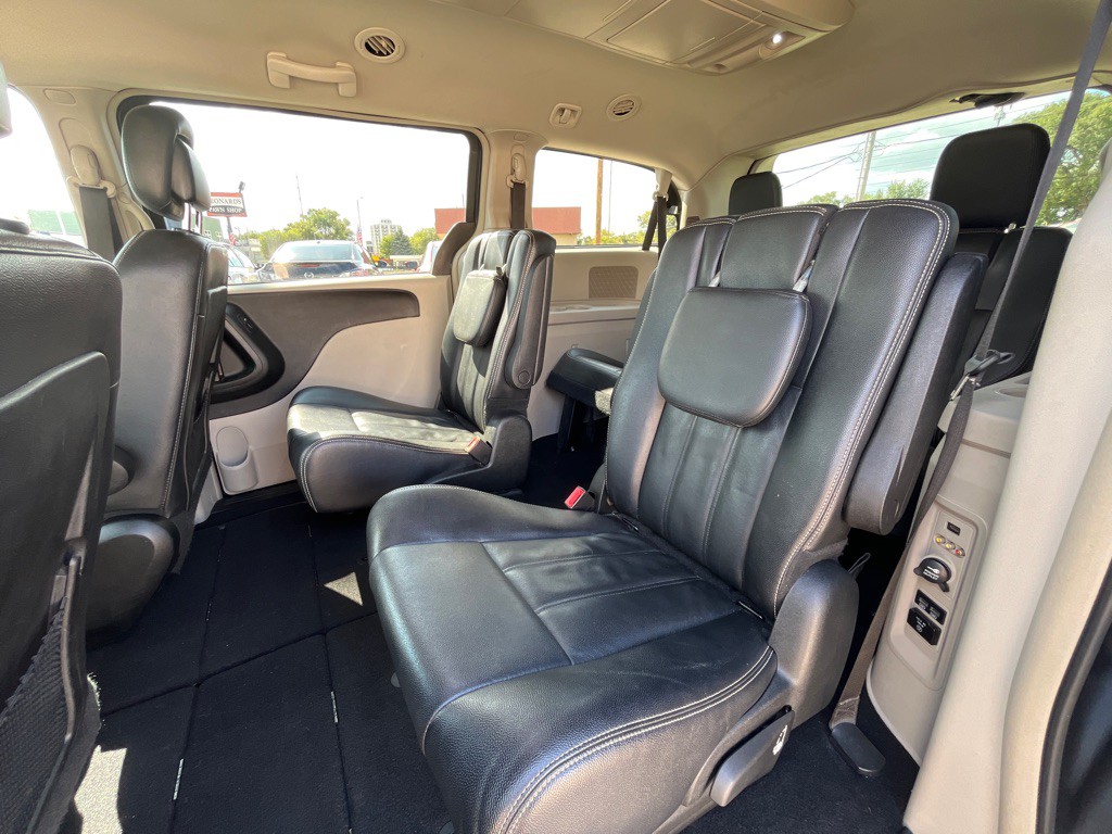 2014 Chrysler Town & Country Image 13