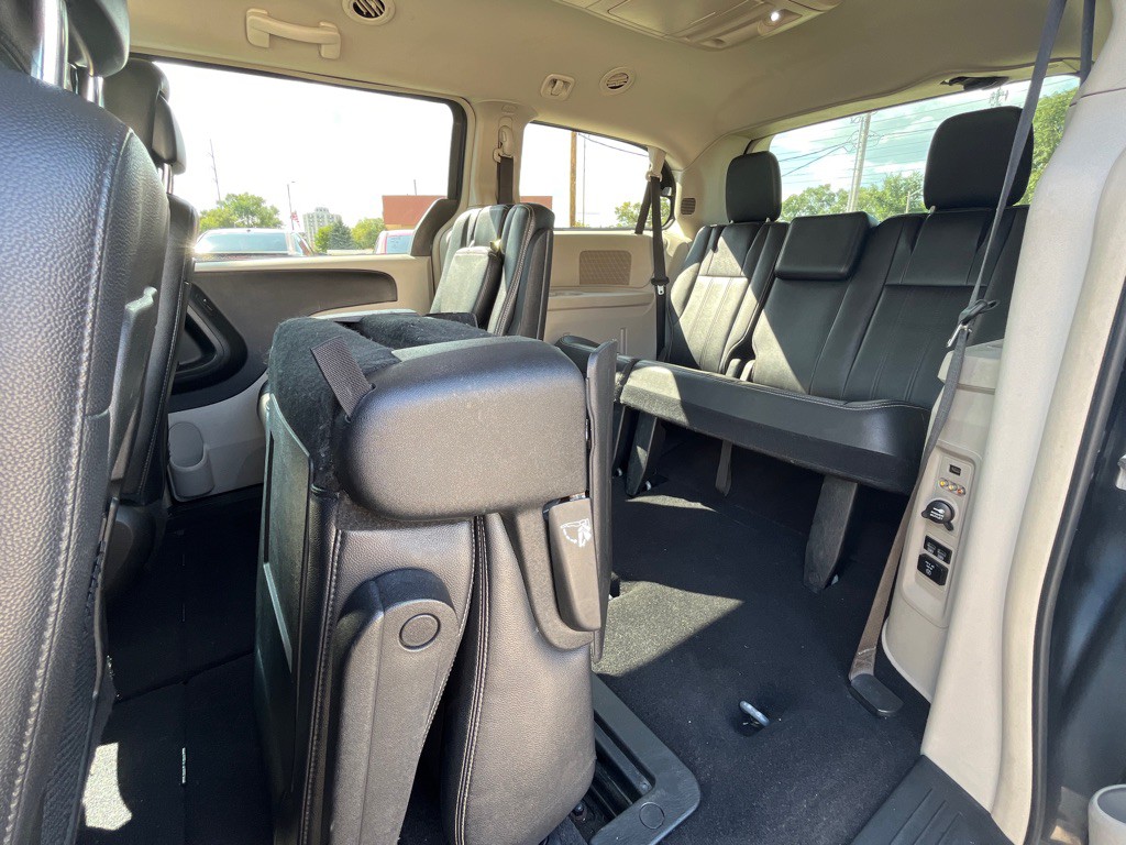 2014 Chrysler Town & Country Image 14