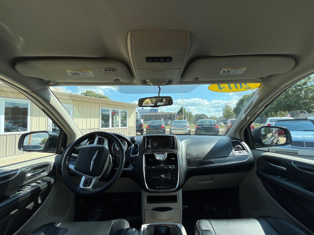 2014 Chrysler Town & Country Image 15