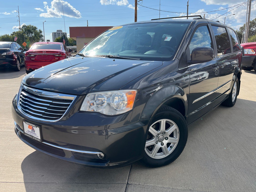 2012 Chrysler Town & Country Image 1