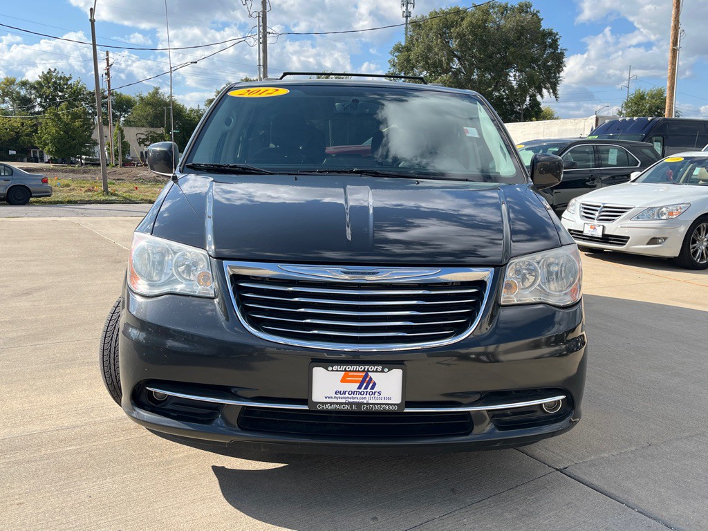 2012 Chrysler Town & Country Image 2