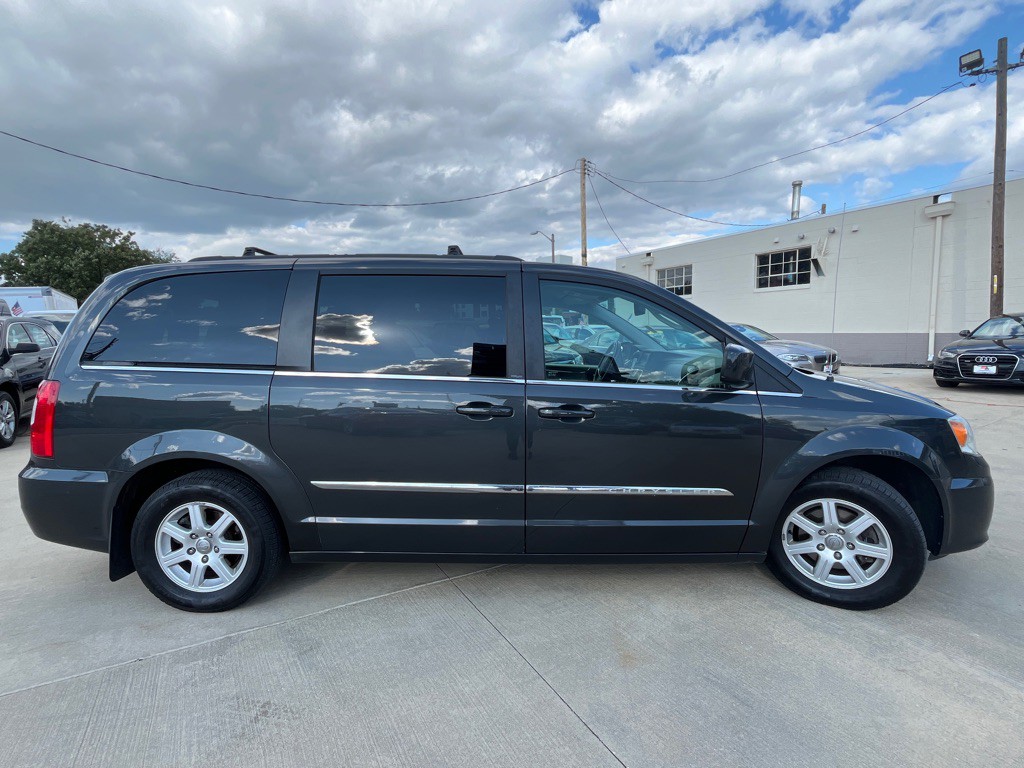 2012 Chrysler Town & Country Image 4