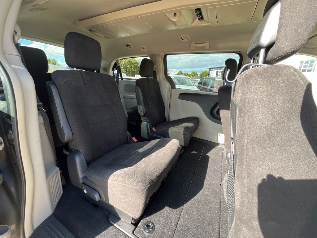 2012 Chrysler Town & Country Image 10