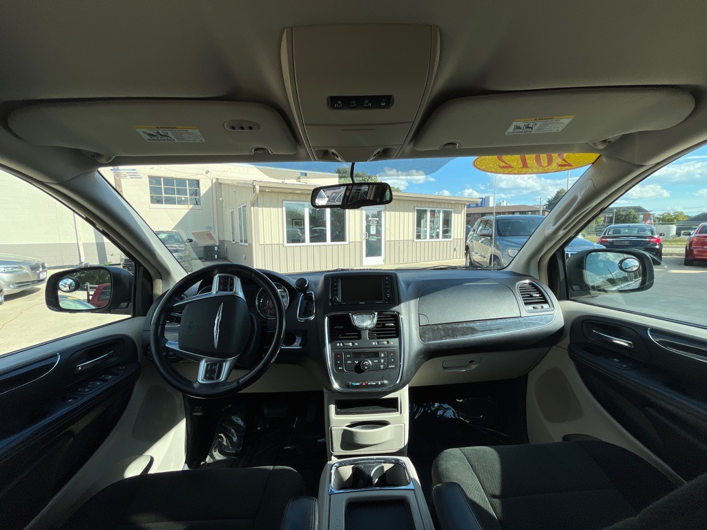 2012 Chrysler Town & Country Image 16