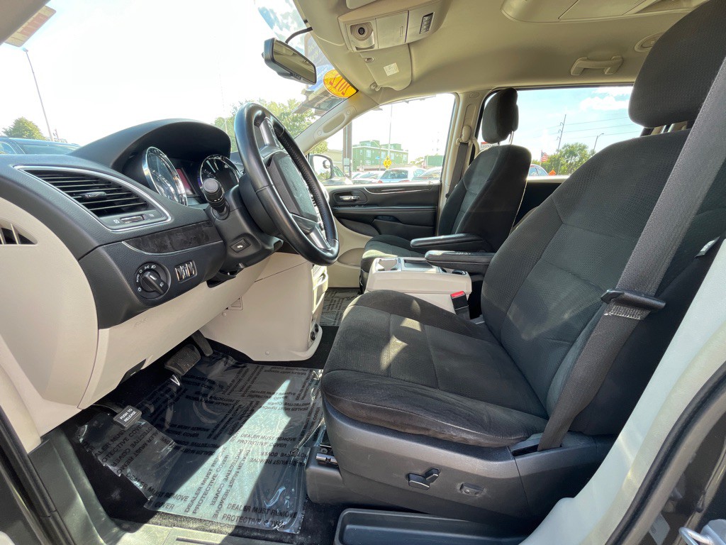 2012 Chrysler Town & Country Image 17