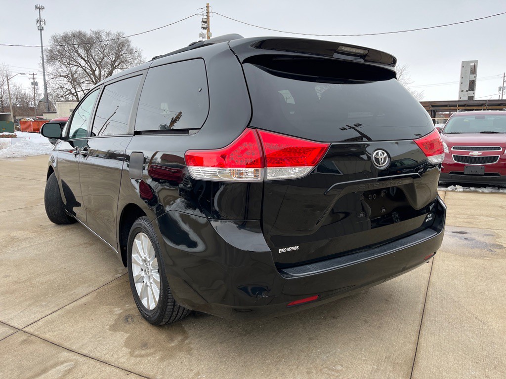 2012 Toyota Sienna Image 7