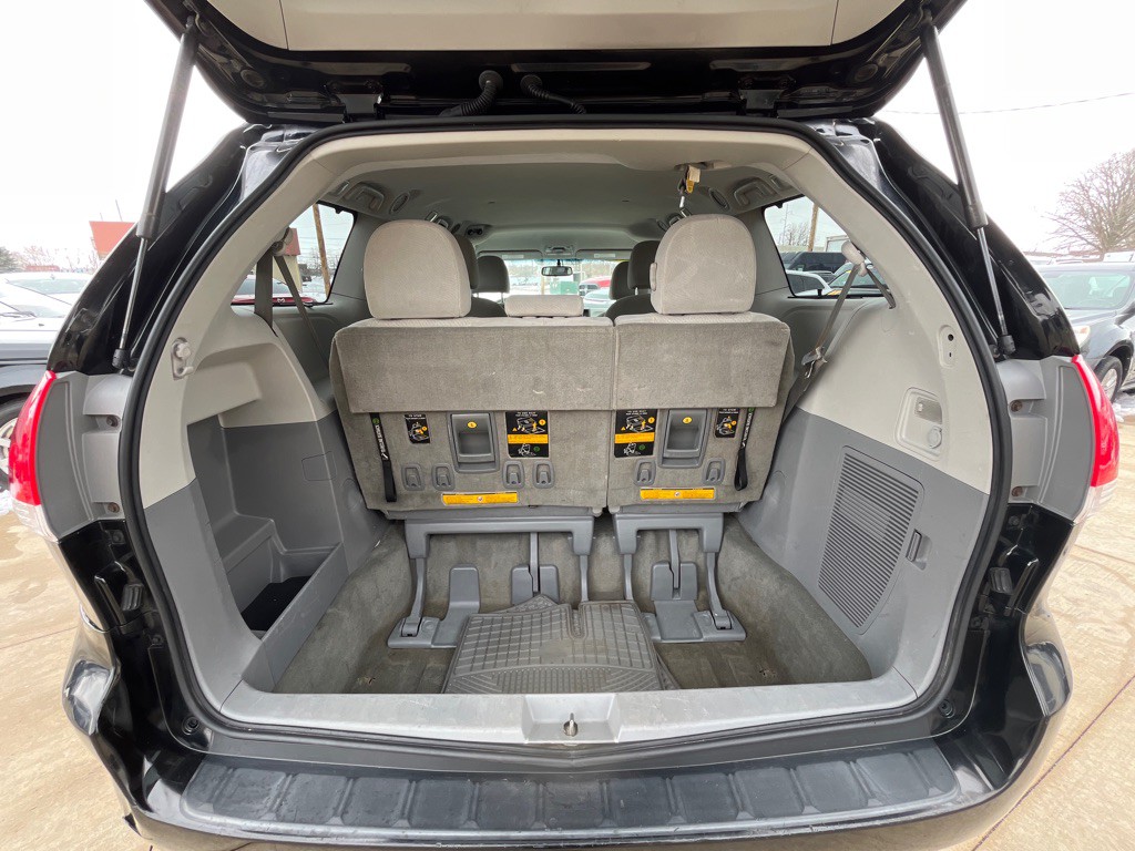 2012 Toyota Sienna Image 13
