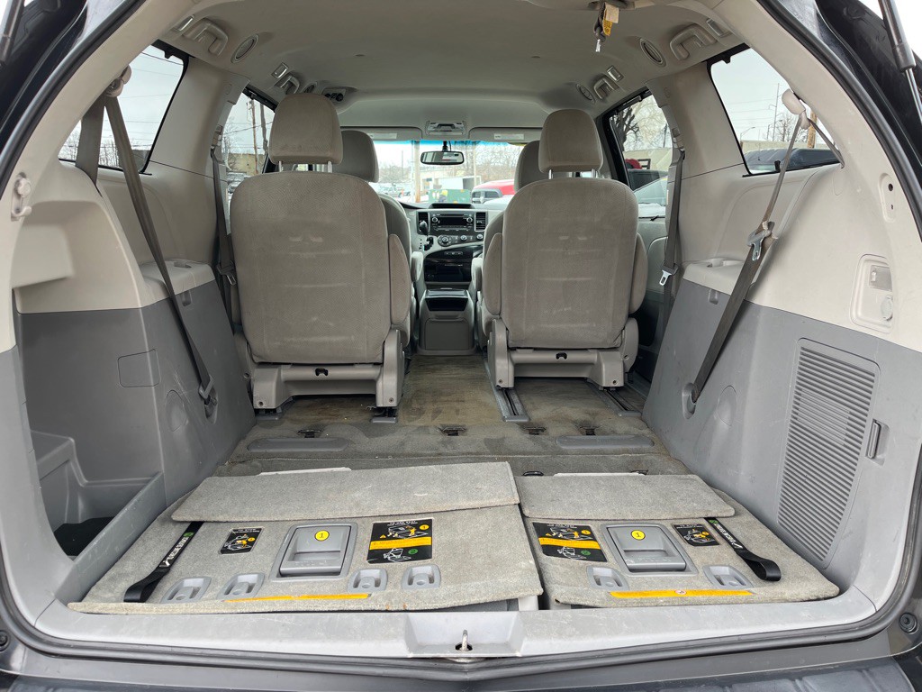 2012 Toyota Sienna Image 14