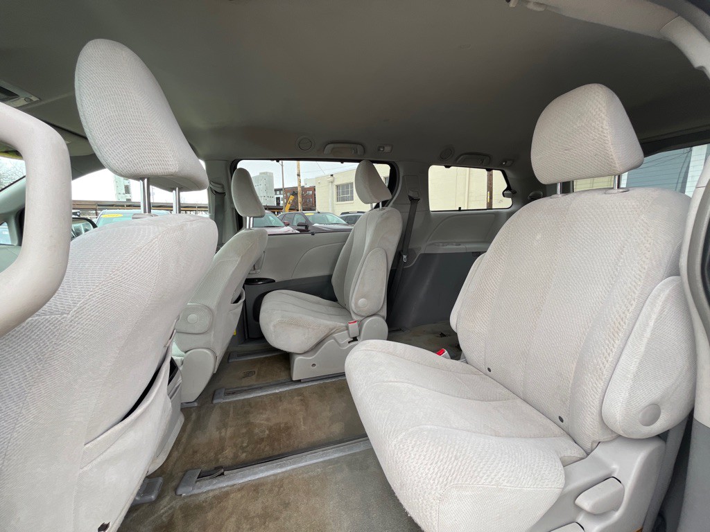 2012 Toyota Sienna Image 15