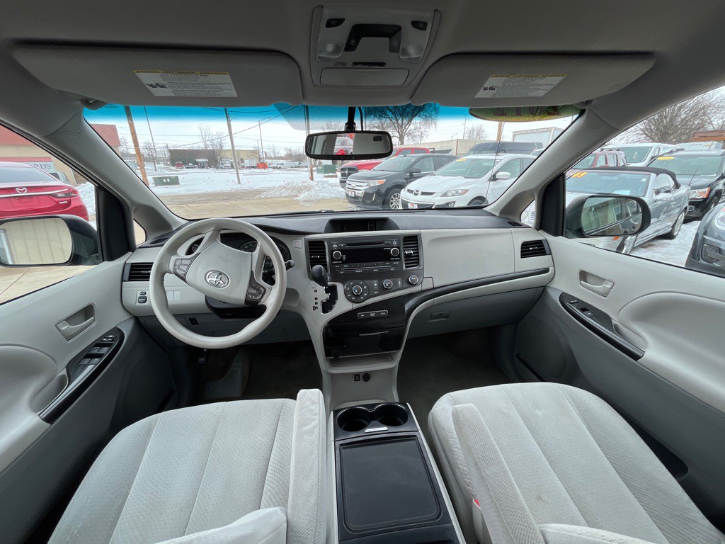 2012 Toyota Sienna Image 16