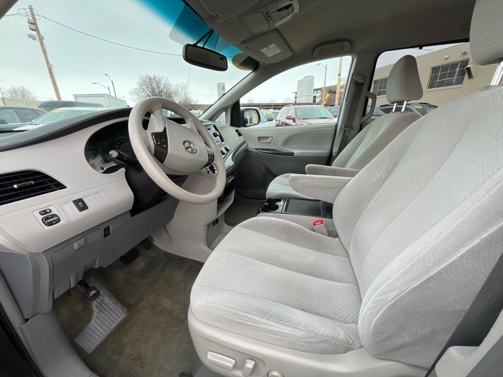 2012 Toyota Sienna Image 17