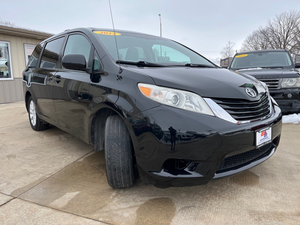 2012 Toyota Sienna Image 1