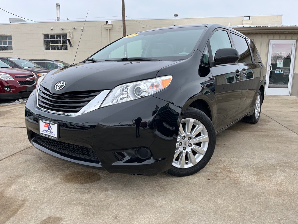 2012 Toyota Sienna Image 3