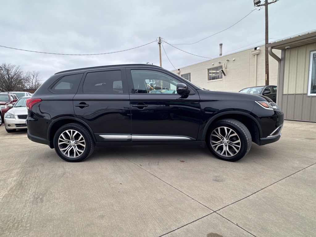 2017 Mitsubishi Outlander Image 4