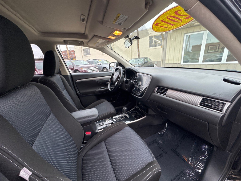 2017 Mitsubishi Outlander Image 9