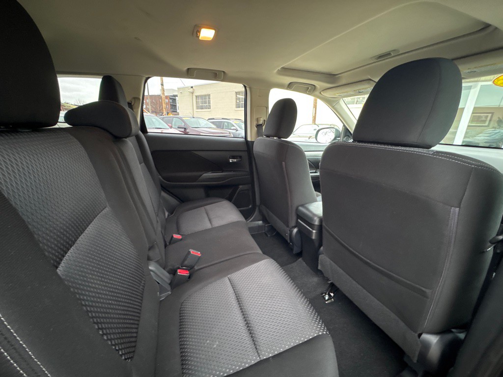 2017 Mitsubishi Outlander Image 10