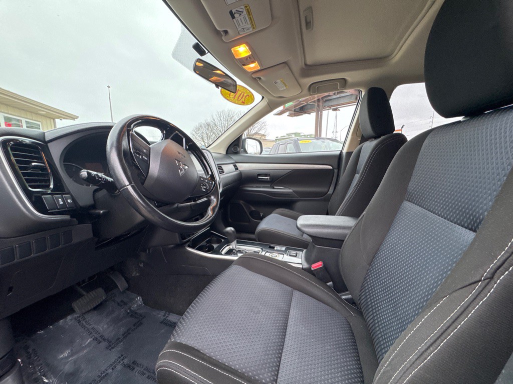 2017 Mitsubishi Outlander Image 14