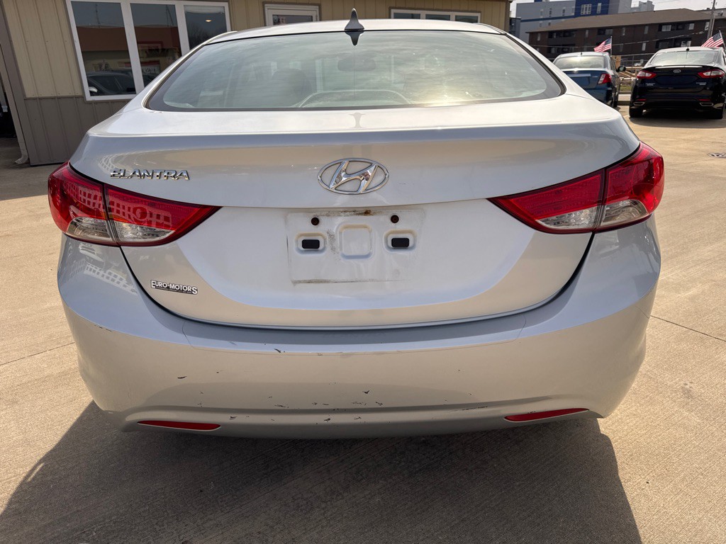 2013 Hyundai Elantra Image 8