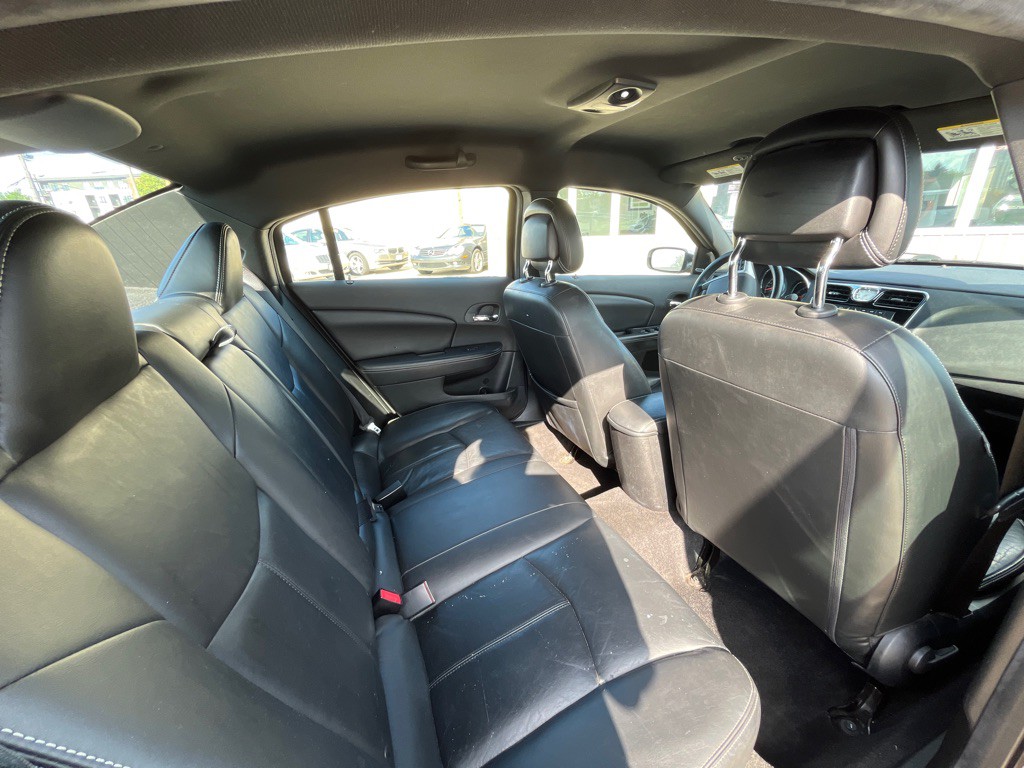 2013 Chrysler 200 Image 10