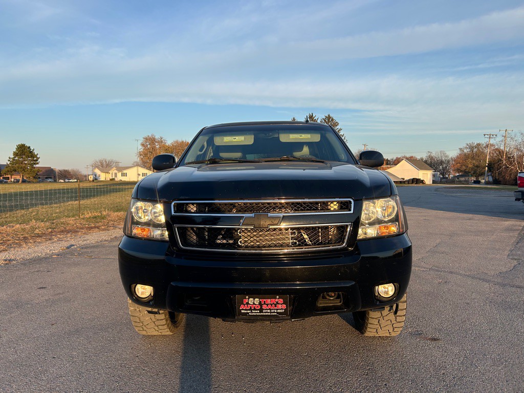 2013 Chevrolet Suburban Image 2