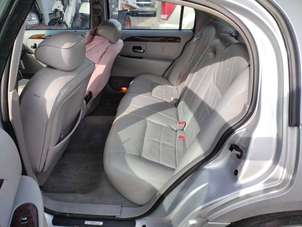 2002 Lincoln Town Car Image 6