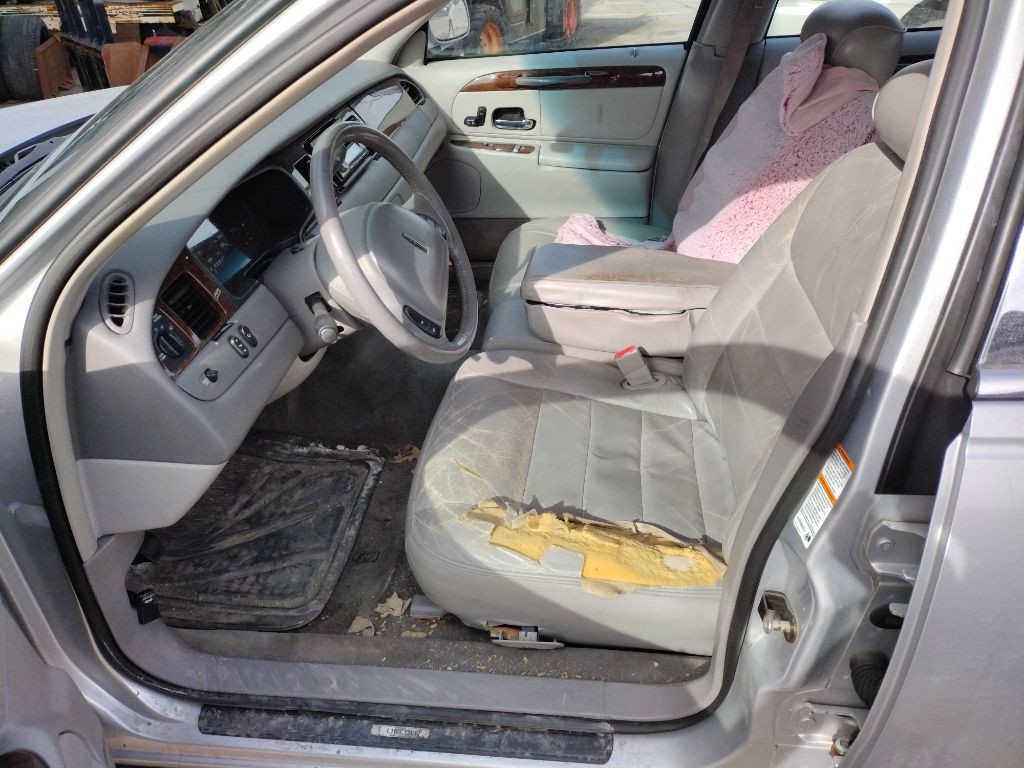 2002 Lincoln Town Car Image 7