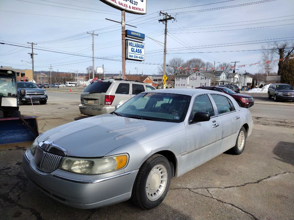 2002 Lincoln Town Car Image 2