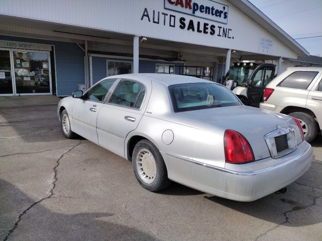 2002 Lincoln Town Car Image 3