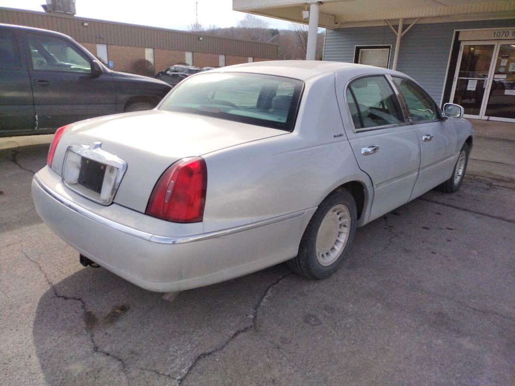2002 Lincoln Town Car Image 4