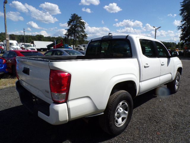 2017 Toyota Tacoma Image 4