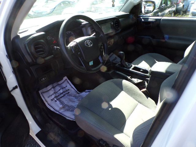 2017 Toyota Tacoma Image 8