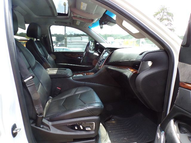 2016 Cadillac Escalade Image 18