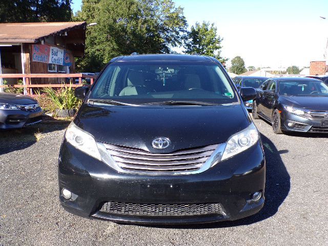 2015 Toyota Sienna Image 2