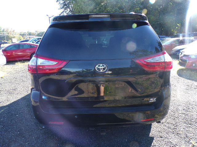 2015 Toyota Sienna Image 5