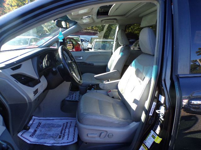 2015 Toyota Sienna Image 9