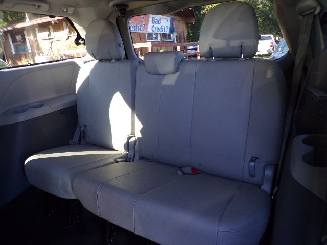 2015 Toyota Sienna Image 10
