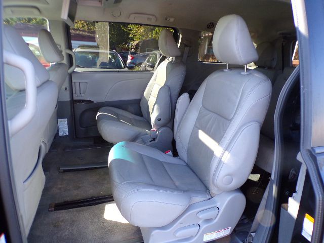 2015 Toyota Sienna Image 11