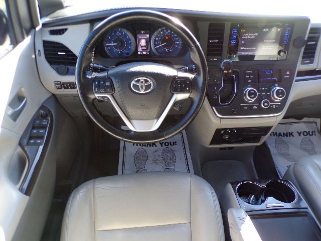 2015 Toyota Sienna Image 13
